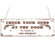 Shabby Vintage Holzschild CHECK YOUR GUNS T&uuml;r Eingang Western Style Cowboy