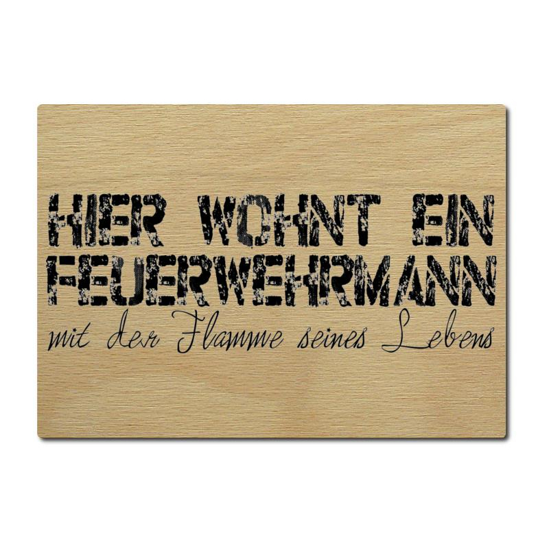 LUXECARDS POSTKARTE aus Holz HIER WOHNT EIN FEUERWEHRMANN Holzpostkarte