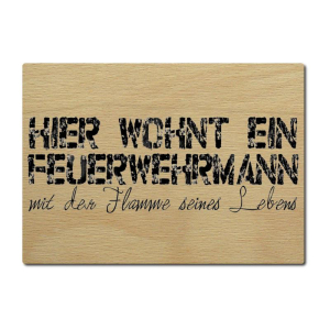LUXECARDS POSTKARTE aus Holz HIER WOHNT EIN FEUERWEHRMANN Holzpostkarte
